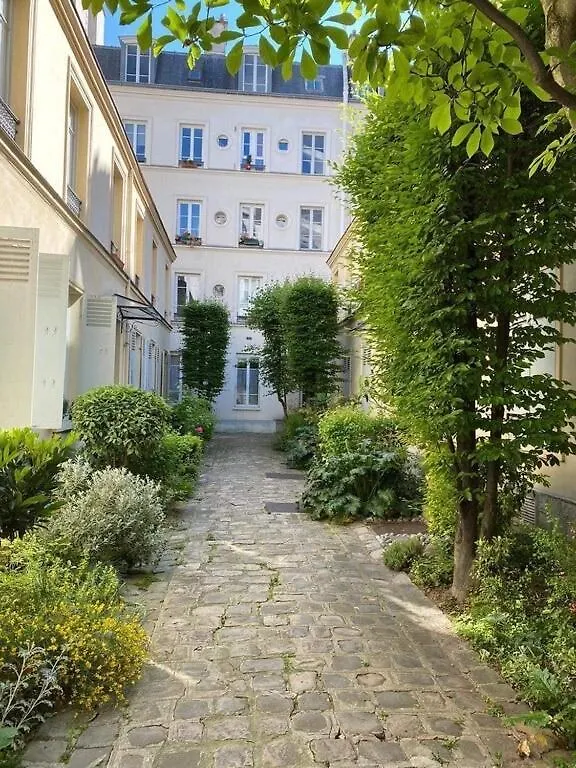 Quiet Apartment In Paris Center