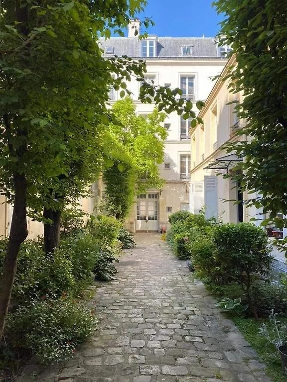 Quiet Apartment In Paris Center